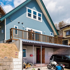 大人の地下室、屋根裏風の空間。憧れを詰め込んだ三角屋根の家