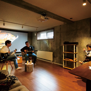 秘密基地のような地下室が、日常にワクワクをプラス