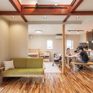 木の温もりに包まれた、夏も冬も快適な家に暮らす