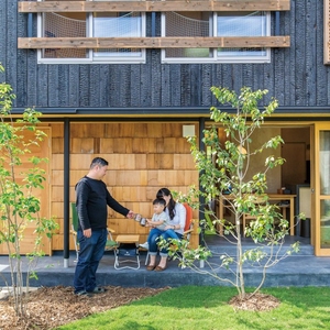 家族とともに時を刻む、経年美化を楽しむ焼杉の家