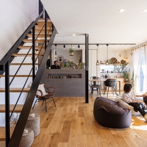 ボタニカルアイテムが映える、職住一体の家