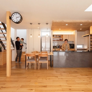 広いランドリースペースのある爽やかな家