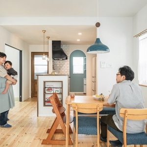 自然素材でつくる やさしく柔らかなブルーの家
