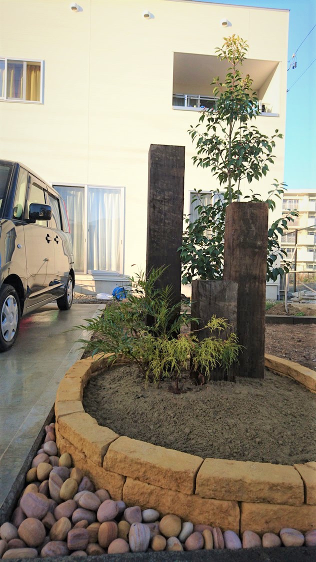 コッツウォルズストーンのざっくりしたデザインの花壇 ナガノの家 コッツウォルズストーンのざっくりしたデザインの花壇 ナガノの家