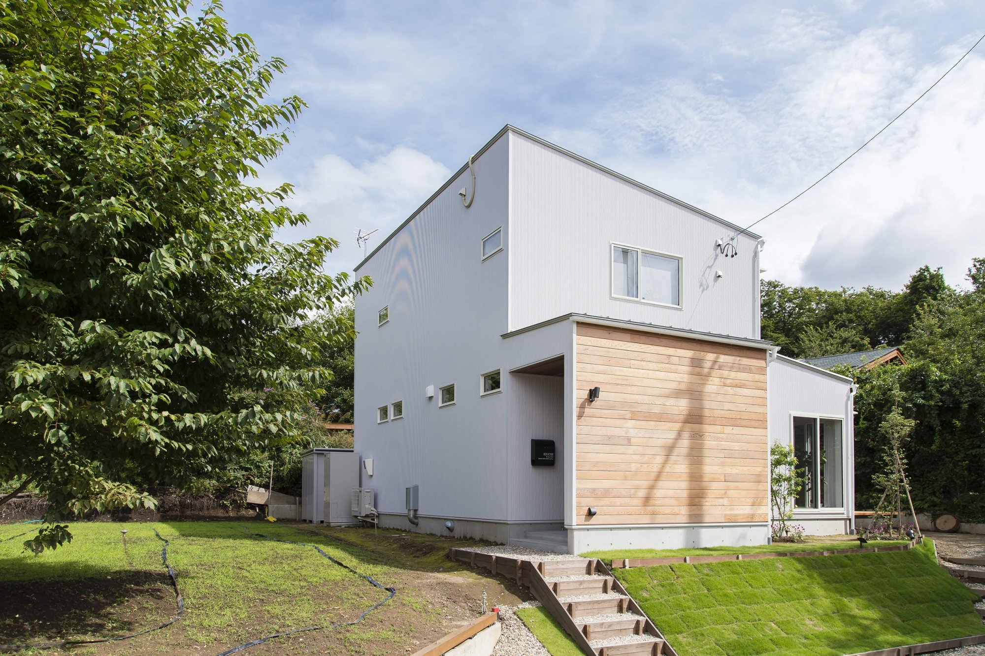 緑に囲まれた土間のある家