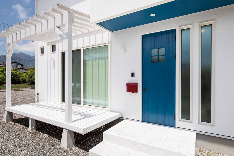 地中海のイメージを映した 木の温もりいっぱいの家